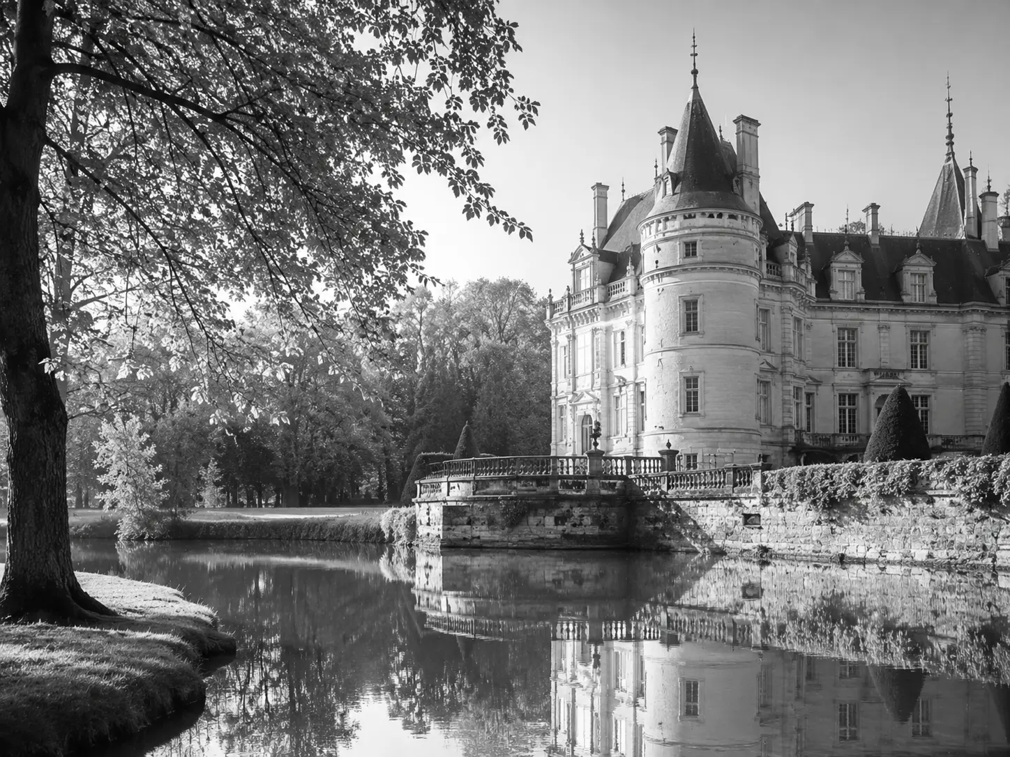Architecture and heritage immersion in the Loire Valley with a French ch&acirc;teau reflected in water